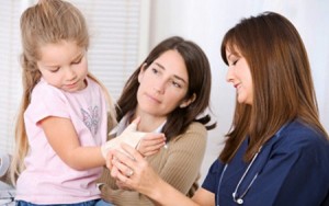 Injured girl with mom and doctor